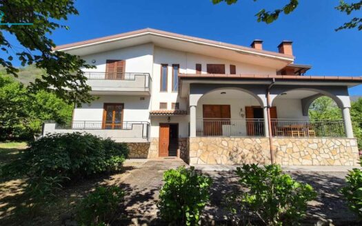 Stanze arredate in villa