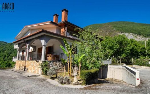 Stanze arredate in villa